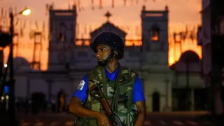 A security officer stands guard outside St. Antony's Shrine, days after a string of suicide bomb attacks on churches and luxury hotels across the island on Easter Sunday, in Colombo, Sri Lanka April 26, 2019. REUTERS/Thomas Peter [[[REUTERS VOCENTO]]] SRI LANKA-BLASTS/