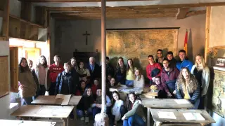 Alumnos de Magisterio del Campus de Teruel con Wenceslao Gargallo, que fue alumno en la antigua escuela de la Cañada de Benatanduz, hoy, recuperada.