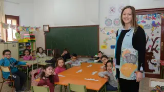 Sara Martí con sus alumnos, en el aula de Valdeltormo (Teruel) del CRA Matarraña