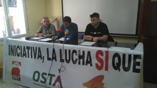 David Ubico, de la Intersindical de Aragón, con David Lázaro, de OSTA y César Yagües, de CGT, en la presentación de la manifestación del Primero de Mayo