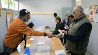 Votantes en el colegio Emilio Moreno Calvete del barrio de Las Delicias en Zaragoza