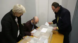 Imágenes de la jornada electoral en Aragón.
