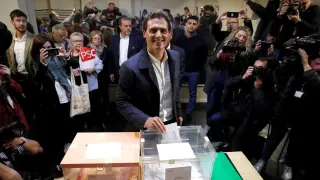 Albert Rivera vota en un colegio de Hospitalet de Llobregat.