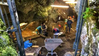 Fotografía de archivo de las excavaciones arqueológicas en la cueva de Els Trocs, en Huesca