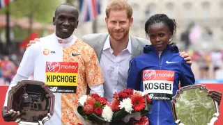 El príncipe Harry junto al keniano Eliud Kipchoge y la keniana Brigid Kosgei, vencedores del maratón de Londres.
