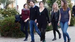 Irene Montero y Pablo Iglesias a su llegada al Hotel Goya de Madrid para seguir el escrutinio.