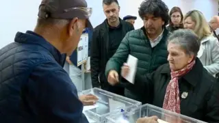 Mario Garcés, candidato del PP por Huesca, ha acompañado a su madre a votar en Jaca. Él ha votado por correo
