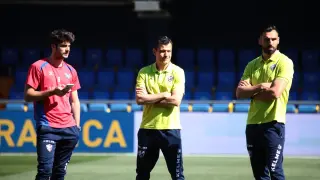 Melero, Camacho y Enric Gallego, sobre el césped de Estadio de la Cerámica.