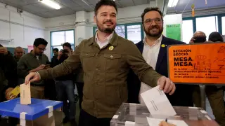 Rufián ejerce su derecho al voto en Sabadell.