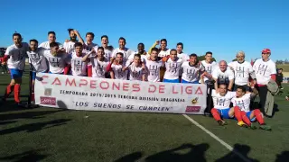 Los jugadores del Tarazona celebran el título de liga.