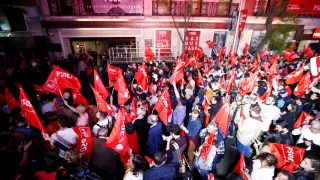 Un millar de personas esperan a Sánchez a las puertas de Ferraz