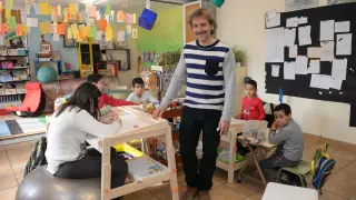 En la escuela de Pitarque, Alberto Toro imparte clase a cinco alumnos de diferentes niveles: infantil, primaria y ESO