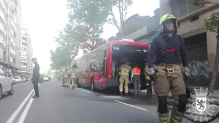 El incendio ha provocado el corte de dos de los carriles.