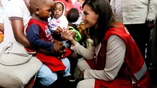 La Reina saludando a un niño en Mozambique este lunes.