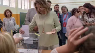 Susana Díaz vota en un colegio electoral del barrio sevillano de Triana.