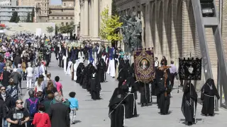 Afluencia de público en las procesiones de Semana Santa en Zaragoza.