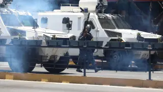 Vista de tanquetas y miembros de la Policía Nacional Bolivariana mientras tratan de bloquear el paso de una manifestación convocada por Guaidó.