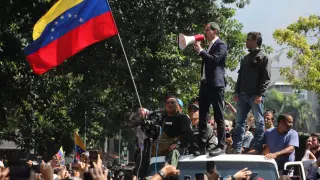 La oposición en Caracas apoya el levantamiento del presidente de la Asamblea Nacional, Juan Guaidó.