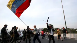 An opposition supporter waves a Venezuelan flag near the Generalisimo Francisco de Miranda Airbase "La Carlota", in Caracas, Venezuela April 30, 2019. REUTERS/Carlos Garcia Rawlins [[[REUTERS VOCENTO]]] VENEZUELA-POLITICS/