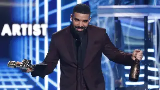 Drake se llevó, entre otros, los premios al mejor artista, mejor artista masculino, mejor rapero y mejor álbum por 'Scorpio'.