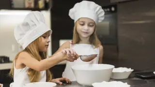 Niños en la cocina.