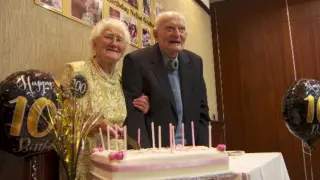 Tuit emitido por una reportera de la BBC, en el que figura la pareja de centenarios.