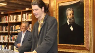 Alejandro Simón, durante su discurso tras recibir el premio de poesía Hermanos Argensola