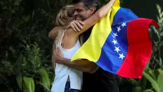 El opositor Leopoldo López abraza a su esposa durante la entrevista.