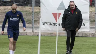 Víctor Fernández, junto a Pombo, en un momento del entrenamiento del viernes.