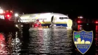 Un avión comercial Boeing 737, con 136 personas a bordo, amerizó este viernes en el río St. Johns cerca de Jacksonville, Florida. No hay constancia de víctimas mortales, pero podría haber al menos dos personas heridas leves.
