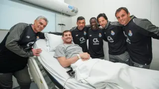 La plantilla del Oporto visita a Iker Casillas en el hospital.