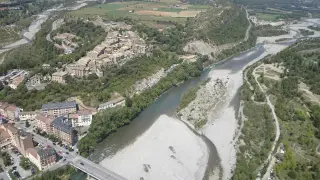 Vista aérea del río Cinca a su paso por Aínsa.