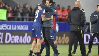 Musto y Francisco se funden en un abrazo tras la derrota con el Valencia.