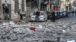 Gaza (---), 05/05/2019.- A Palestinian inspects a rubble of a destroyed building damaged after an Israeli air strike in Gaza City, 05 May 2019. Media reports state that more than 250 rockets have been fired into Israel by millitants and Israel have replied with air strikes and tank fire on the Palestinian territory. (Incendio) EFE/EPA/MOHAMMED SABER Israeli air strikes and tank fire hit Palestinian territory