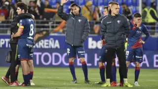 Jugadores de la SD Huesca se despiden de la afición tras consumarse el descenso.