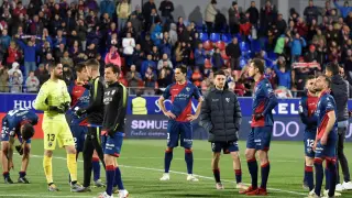 Los jugadores de la SD Huesca se despiden de los aficionados tras la derrota con el Valencia.