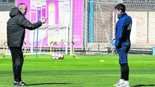 Víctor Fernández charla con Cristian Álvarez, durante el entrenamiento de ayer en la Ciudad Deportiva.