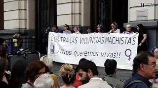 La plaza de España de la capital aragonesa ha sido el escenario de la concentración contra la violencia machista que se ha celebrado este martes.