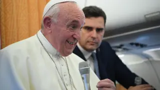 El papa Francisco este martes durante el vuelo a Skopje.
