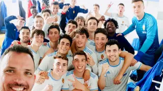 Los jugadores del juvenil del Real Zaragoza celebran su triunfo sobre el Atlético.