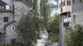 Una de las depuradoras se construirá en Sallent de Gállego, uno de los municipios que sigue vertiendo al río.