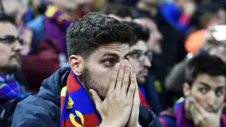 Un aficionado del FC Barcelona se lamenta en el transcurso del partido.