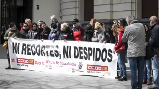 Trabajadores de DIA en una concentración en Zaragoza en protesta por los despidos.