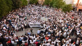 La Plaza de España de Caspe se llenó este jueves por la tarde durante la concentración en favor de Kamal.