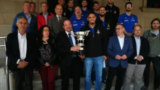 El presidente de la DPT, Ramón Millán, pos con el trofeo de la liga acompañado de jugadores y directivos del CV Teruel y de los portavoces de los distintos grupos políticos.