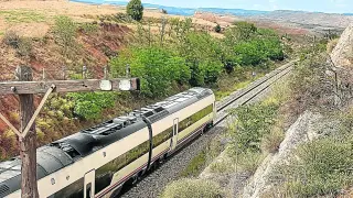 Un tren procedente de Valencia circula por las cercanías de la capital turolense.