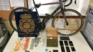 Bicicleta robada y otros materiales incautados en la operación policial contra un punto de venta de droga.