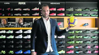 Carlos Sánchez Broto, director general de Futbol Emotion, en la tienda de Puerto Venecia.