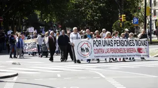 Manifestación en defensa de las pensiones en el centro de Zaragoza.