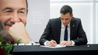 Pedro Sánchez firmando en el libro de condolencias de Rubalcaba.
